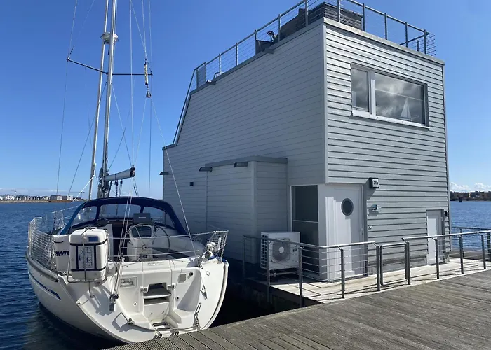Schwimmendes Ferienhaus Antares One rundum Wasserblick Sauna Sonnendeck by Seeblick Ferien